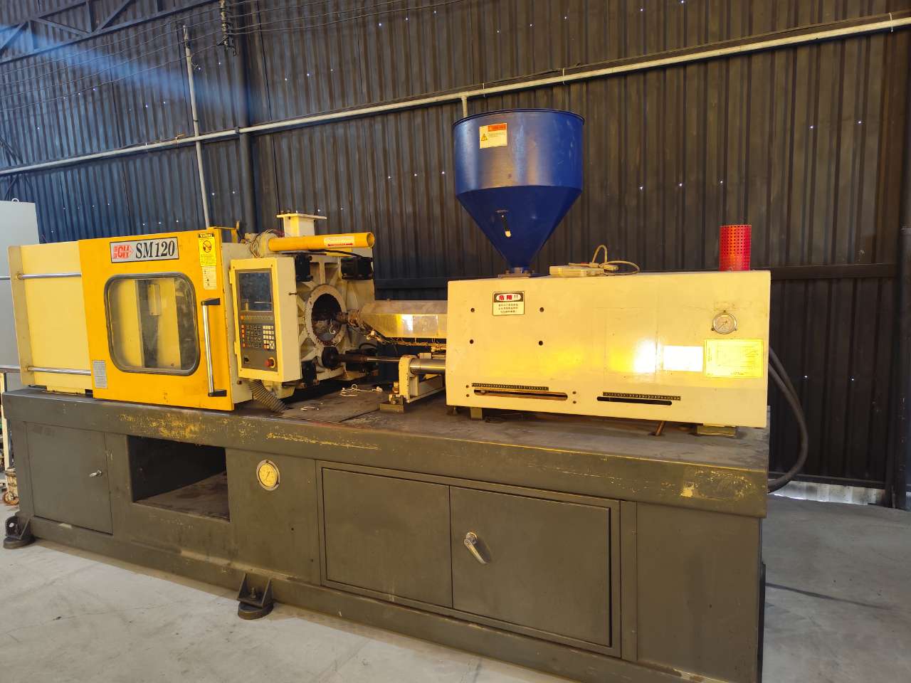 CNC injection molding machine.jpg